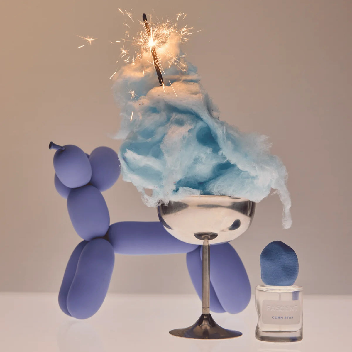 Pascent Corn Star Eau de Parfum – klares Glasfläschchen mit blauem Kappenverschluss, weißer Hintergrund – Parfüm
