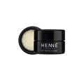 HENNÉ Organics Lip Exfoliator – schwarzer Tiegel mit Deckel, cremefarbener Inhalt, weißer Hintergrund – Lippenpflege