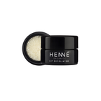 HENNÉ Organics Lip Exfoliator – schwarzer Tiegel mit Deckel, cremefarbener Inhalt, weißer Hintergrund – Lippenpflege