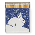 The Rabbit Streichholzschachtel – blaues Design mit weißem Kaninchen, offene Schachtel auf weißem Hintergrund