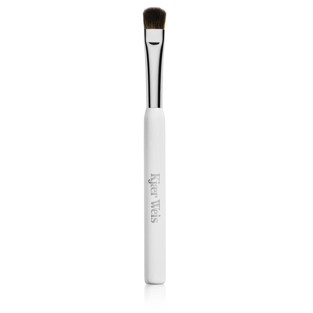 Kjaer Weis Eye Brush Soft – weißer Griff, silberner Metallstiel, schwarze Borsten, weißer Hintergrund – Make-up Pinsel