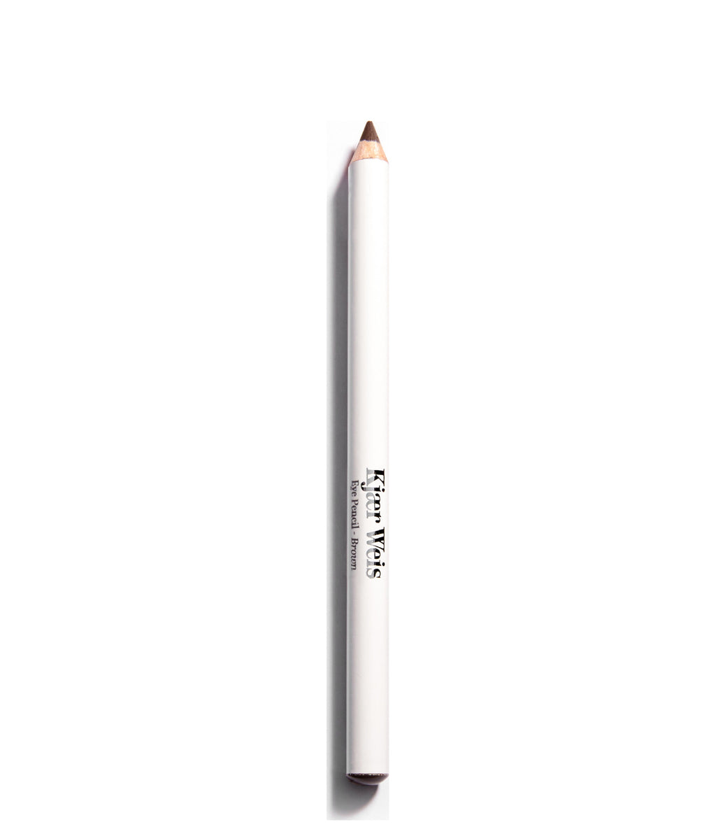 Kjaer Weis Eye Pencil Brown Refill – weißer Stift, braune Mine, weißer Hintergrund – Augen-Make-up