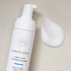 INNERSSENSE I Create Lift Volumizing Foam – weißes Pumpfläschchen, cremefarbener Hintergrund – Haarpflege