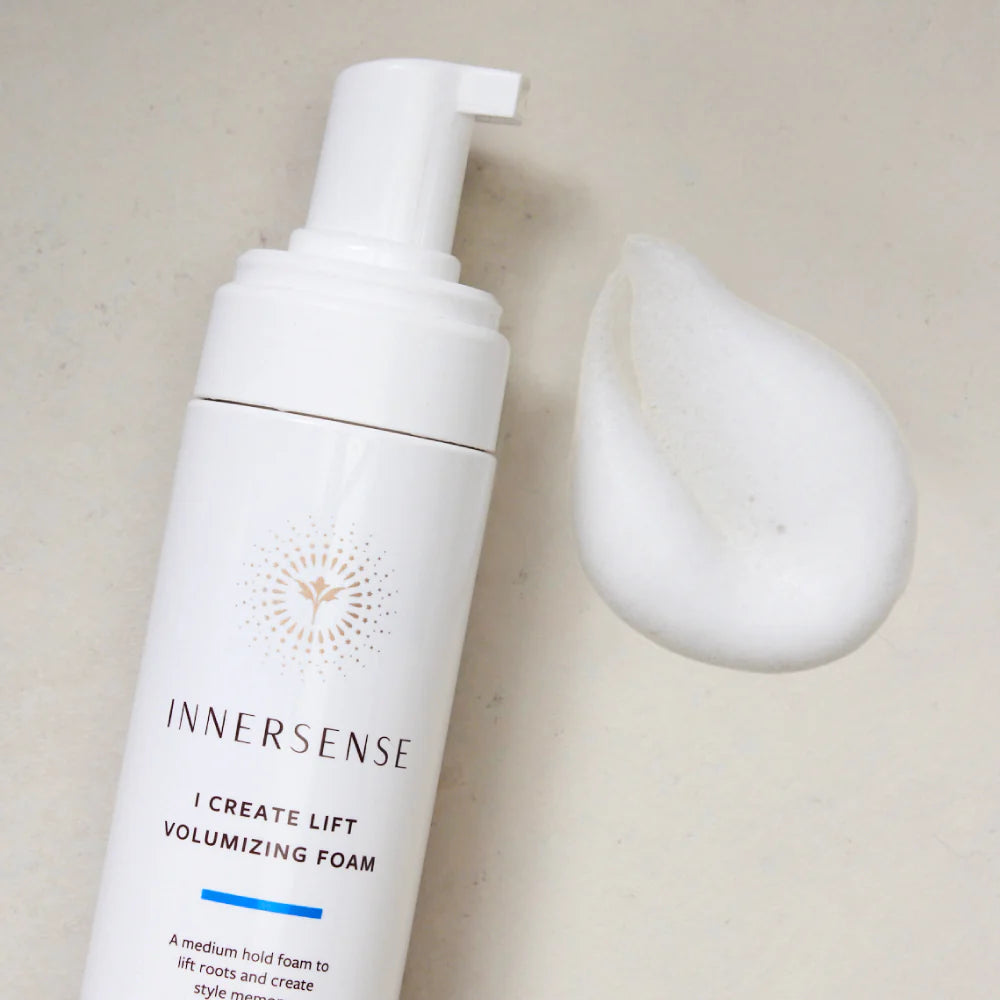 INNERSNSE I Create Lift Volumizing Foam – weißes Pumpfläschchen, cremefarbener Hintergrund – Haarpflege
