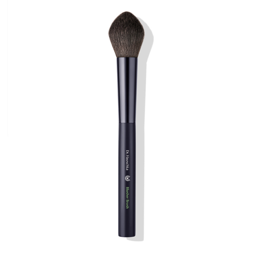 Dr. Hauschka Blushpinsel – schwarzer Griff, dunkle Borsten, weißer Hintergrund – Make-up Pinsel