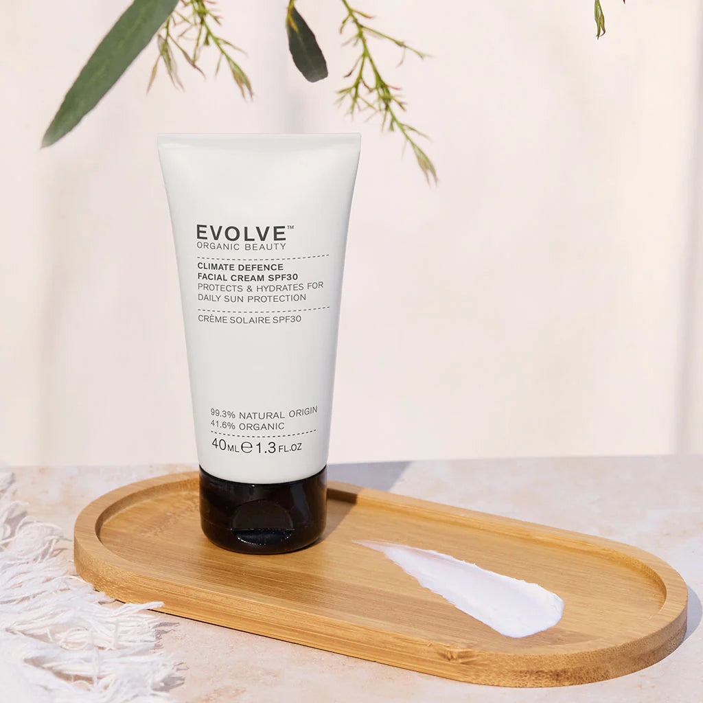 EVOLVE Climate Defence Gesichtscreme LSF30 – weiße Tube 40ml, schwarzer Verschluss, Holzunterlage – Hautpflege