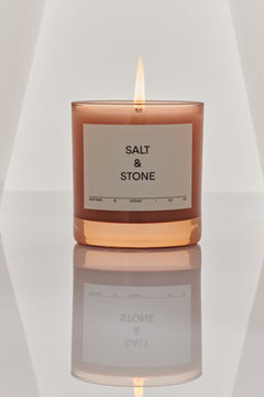 Salt & Stone Kerze Black Rose & Oud – rosafarbener Glasbehälter 8.5 oz, weißes Etikett, weißer Hintergrund – Duftkerzen
