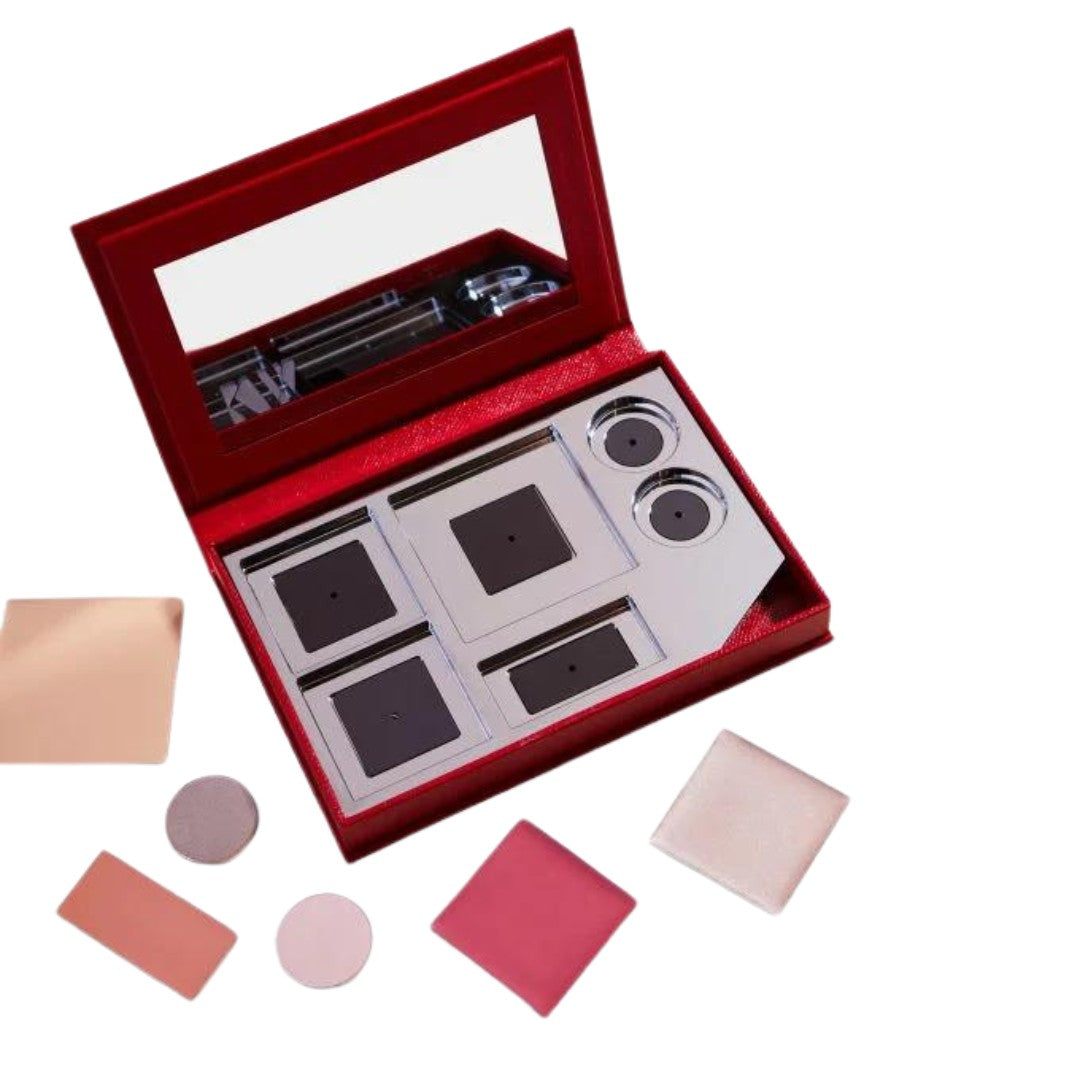 Collector's Kit – rote Samtbox mit Spiegel, silbernen Fächern und Make-up-Panels, weißer Hintergrund – Make-up