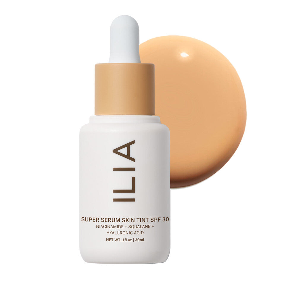 ILIA Super Serum Skin Tint SPF 30 – weißes Glasfläschchen 30ml, brauner Pumpverschluss, weißer Hintergrund – Hautpflege