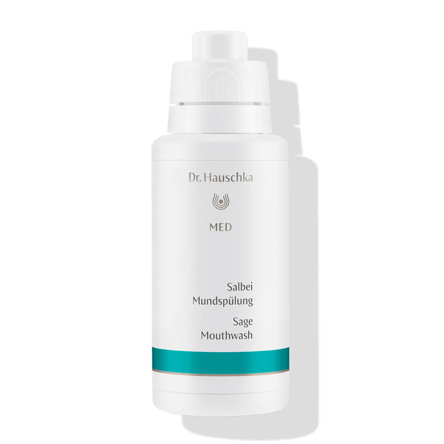 Dr. Hauschka MED Salbei Mundspülung – weißes Fläschchen mit Sprühkopf, türkisfarbener Streifen, weißem Hintergrund – Mundpflege