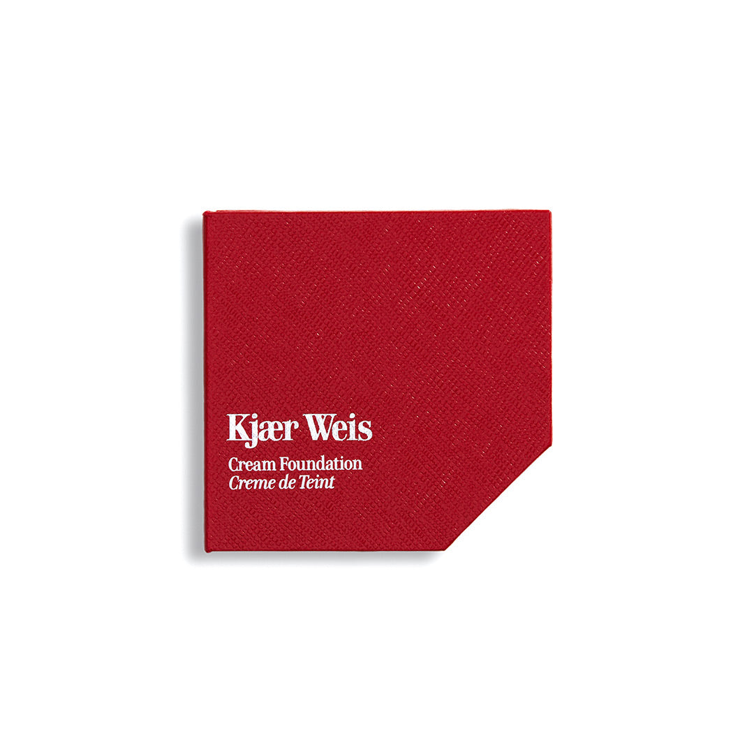Kjaer Weis Cream Foundation – rote quadratische Verpackung, weißer Hintergrund – Make-up