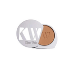 Kjaer Weis Pressed Powder Bronzer Faint Refill – silbernes Etui, brauner Puder, weißer Hintergrund – Make-up