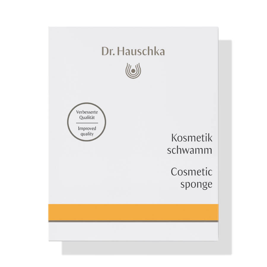 Dr. Hauschka Kosmetikschwamm – weißes Kartonpaket mit orangefarbenem Streifen, weißer Hintergrund – Make-up
