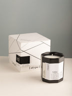 [atype] Duftkerze Green Juniper – schwarzer Keramikbecher 130g, weißes Etikett, weißer Hintergrund – Aromatherapie