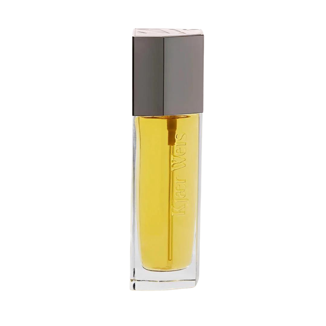 Kjaer Weis Body Oil – klares Glasfläschchen mit goldgelbem Öl, dunkler quadratischer Deckel, weißer Hintergrund – Körperpflege