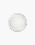 Silk Finish Powder Translucent – durchsichtige Dose mit weißem Puder, weißer Hintergrund – Make-up