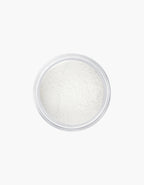 Silk Finish Powder Translucent – durchsichtige Dose mit weißem Puder, weißer Hintergrund – Make-up