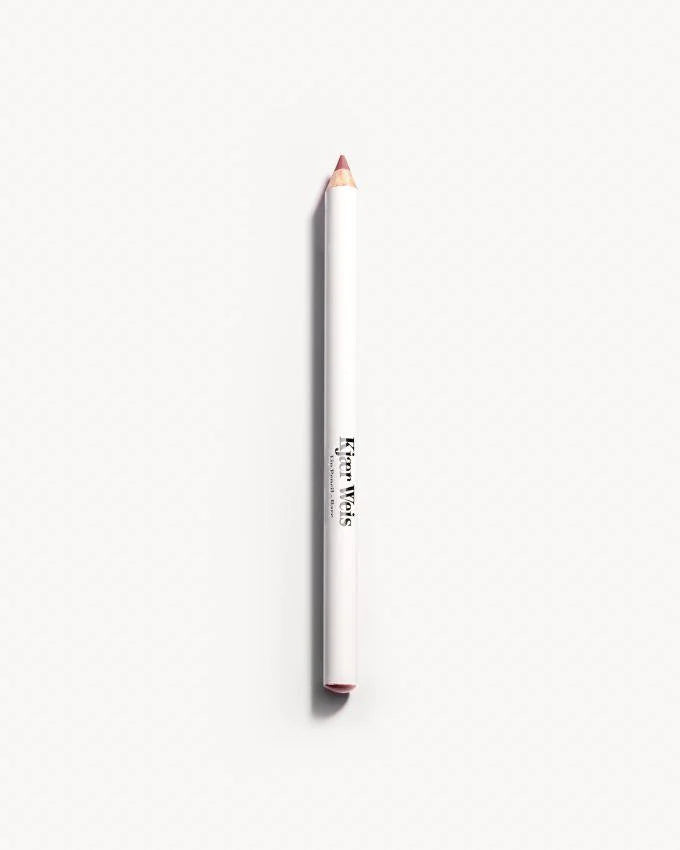 Kjaer Weis Lip Pencil Bare Pflaume/nude – weißer Stift, rosafarbene Spitze, weißer Hintergrund – Lippenkontur