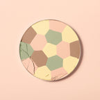 Colour Correcting Powder 00 Translucent – runder Puderpuffer mit sechseckigem Muster, pastellfarben, rosafarbener Hintergrund – Make-up
