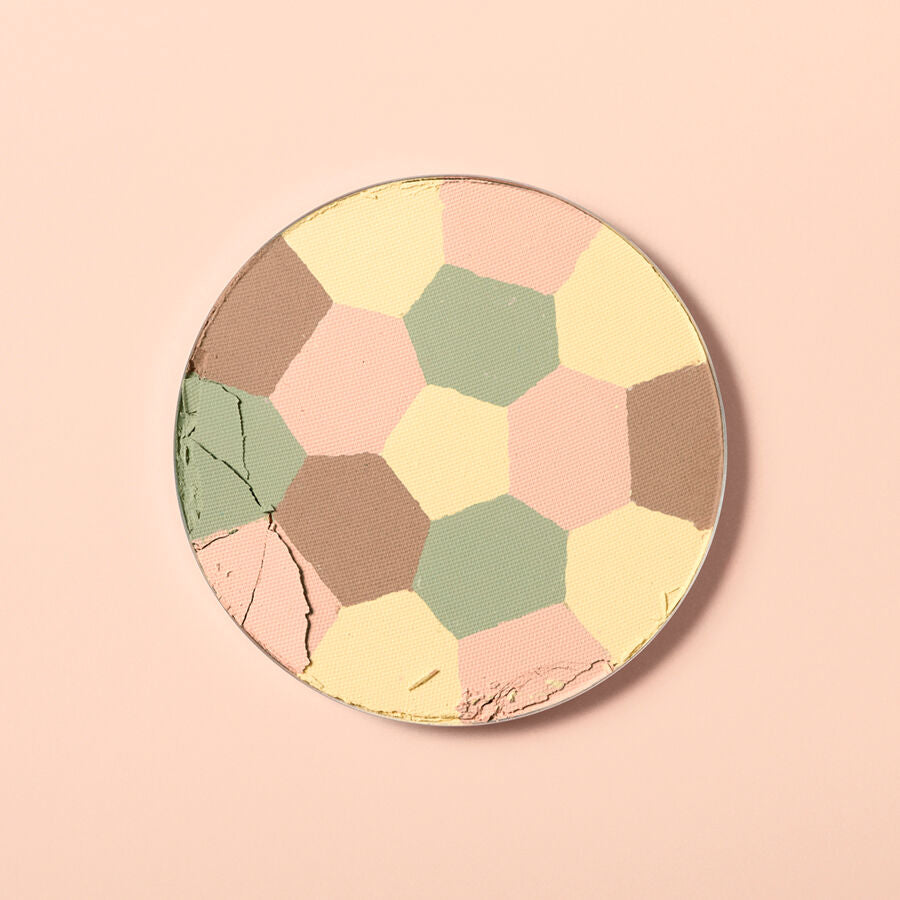 Colour Correcting Powder 00 Translucent – runder Puderpuffer mit sechseckigem Muster, pastellfarben, rosafarbener Hintergrund – Make-up