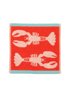Lobster Organic Cotton Waschlappen – rot mit hellrosa Hummern, türkisrandig, weißer Hintergrund – Gesichtsreinigung