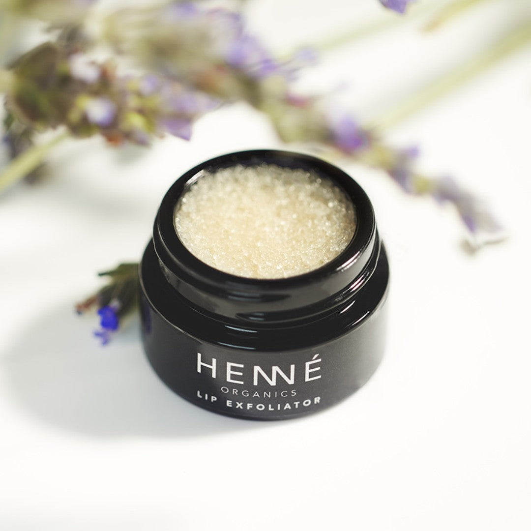 Hemé Organics Lip Exfoliator – schwarzer Tiegel mit goldfarbenem Peeling, weißer Hintergrund – Lippenpflege
