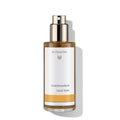 Dr. Hauschka Gesichtstonikum – braune Glasflasche mit Sprühkopf, weißem Etikett und orangefarbenem Streifen, weißer Hintergrund – Hautpflege