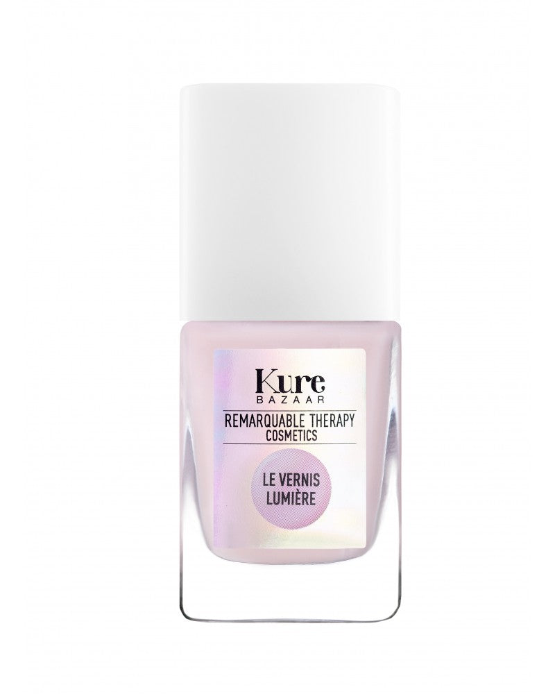 Kure Bazaar Remarquable Therapy Le Vernis Lumière – rosafarbener Nagellack in Glasflasche mit weißem Deckel, weißer Hintergrund – Nagelpflege