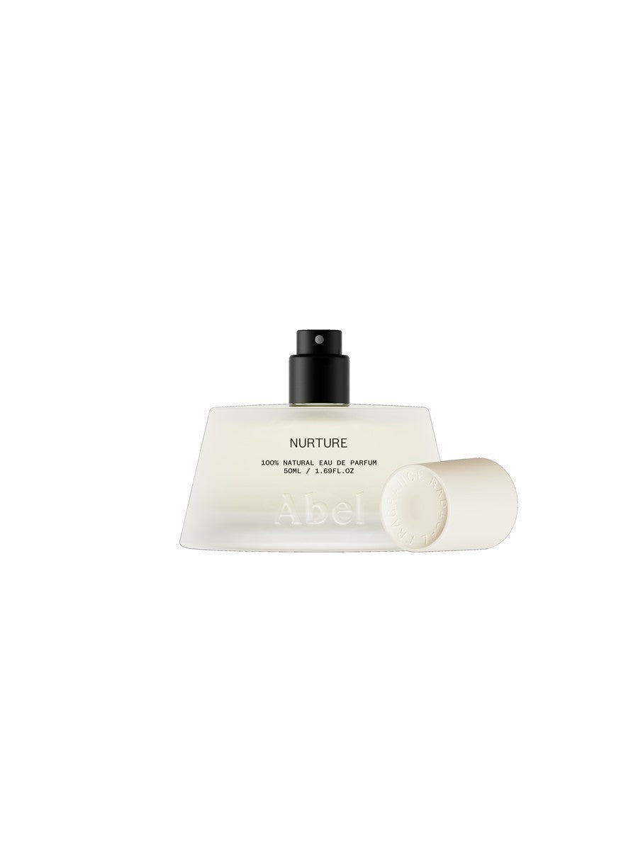 Nurture Eau de Parfum 50ml – cremefarbene Sprayflasche mit schwarzem Zerstäuber, weißem Hintergrund – Parfüm
