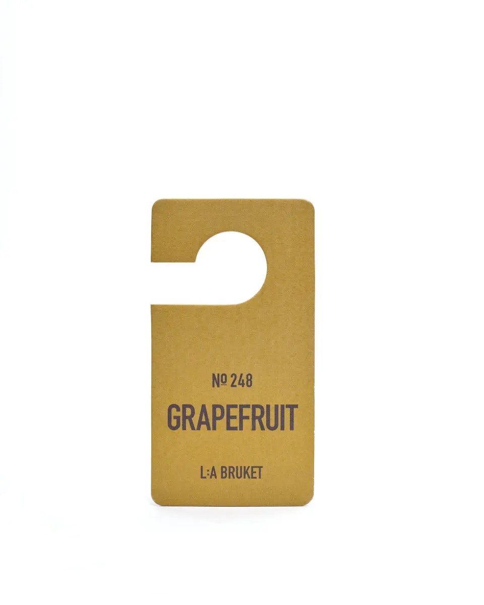 L:A BRUKET No. 248 Duftanhänger Grapefruit – goldfarbenes Karton-Tag, weißer Hintergrund – Raumduft