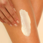 Enchanted Island Body Glow Cream – cremige Textur auf Haut, natürlicher Hintergrund – Körperpflege