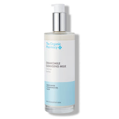 The Organic Pharmacy Chamomile Cleansing Milk in einer Flasche mit Pumpe auf weißem Hintergrund, Hautpflege