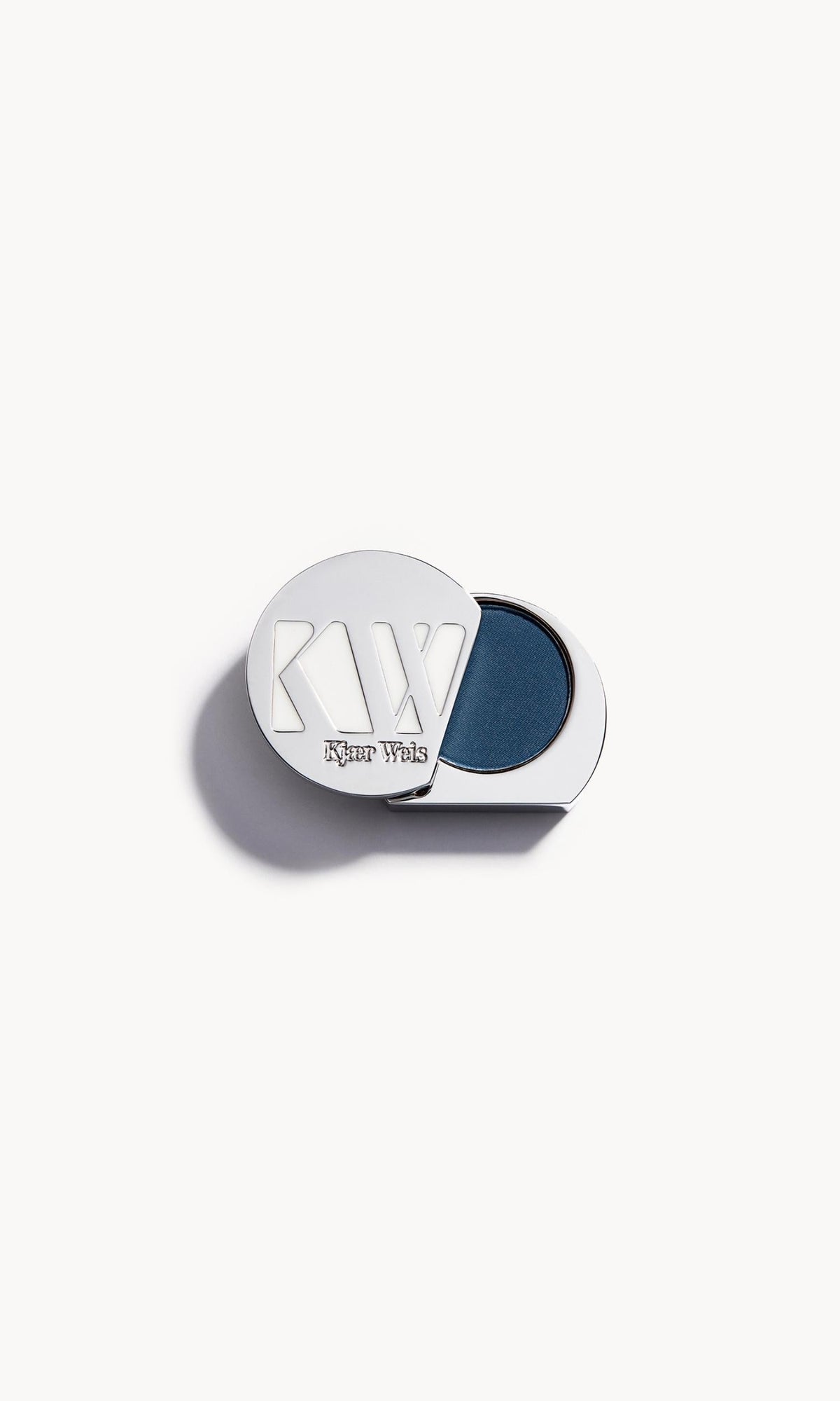 Kjaer Weis Lidschatten-Nachfüllung in silberner Metallverpackung, geöffnet, dunkelblauer Farbton.
