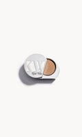 Kjaer Weis Eye Shadow Refill, Lidschatten-Nachfüllung in silberner Metalldose, geöffnet, goldener Farbton.