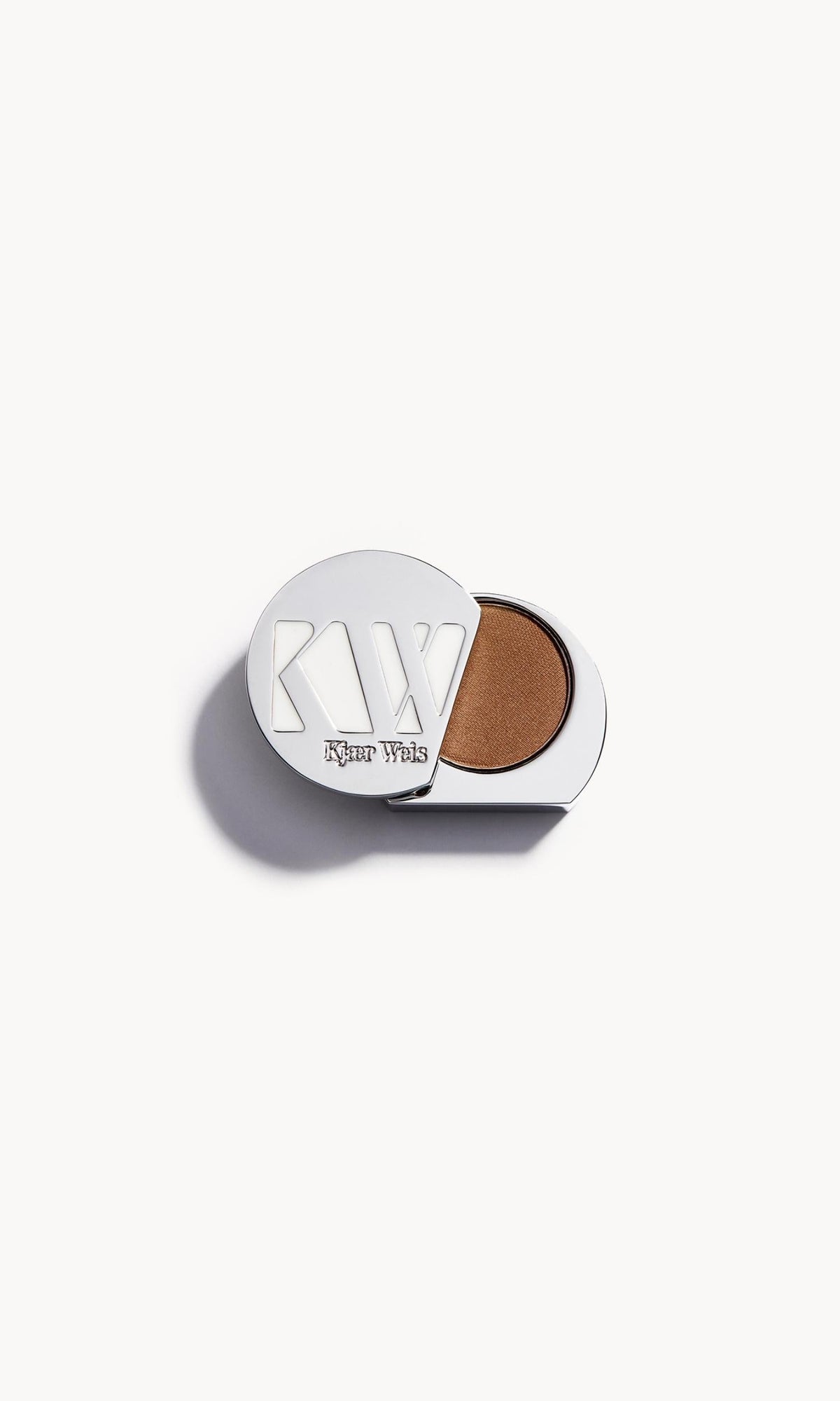 Kjaer Weis Eye Shadow Refill Nachfüllung in silberner Metallverpackung mit braunem Lidschatten.