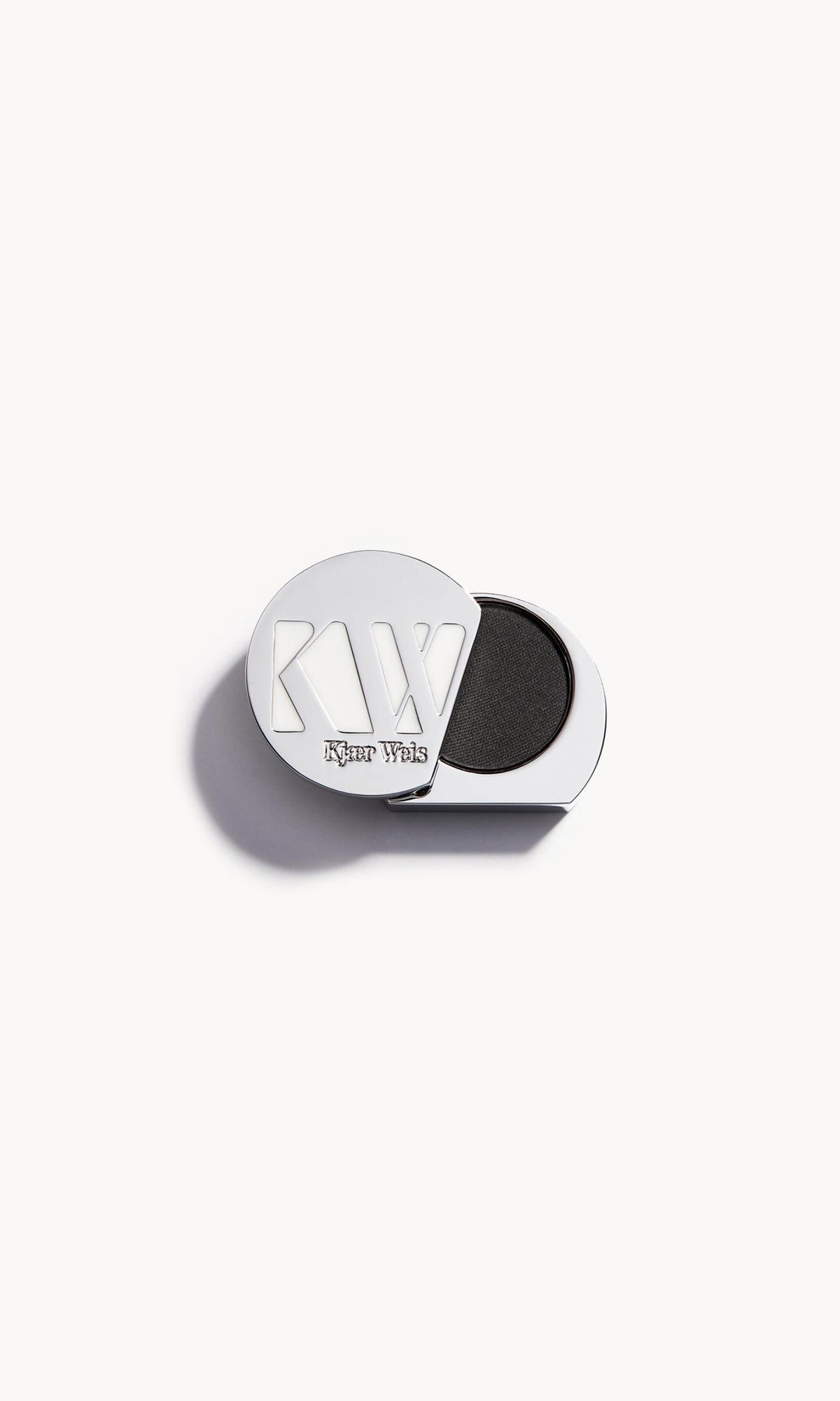 Klaer Weis Eye Shadow Refill, Lidschatten-Nachfüllung in silberfarbenem Gehäuse, geöffnet.