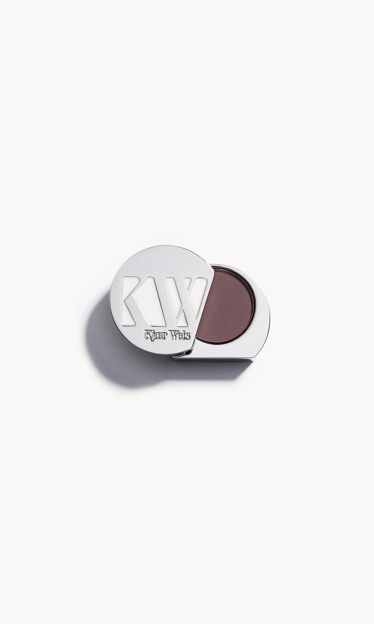 Kjaer Weis Eye Shadow Refill, Lidschatten-Nachfüllung in einer silbernen Metallhülle, geöffnet, dunkelbrauner Farbton.