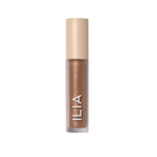 ILIA Liquid Powder Chromatic Eye Tint in braun mit beigem Verschluss auf weißem Hintergrund, Augen MAKEUP