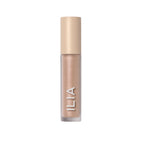 ILIA Liquid Powder Chromatic Eye Tint in einer Tube mit beigem Deckel auf weißem Grund, Lidschatten
