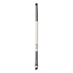 ILIA Angled Line + Smudge Brush mit weißem Stiel und silbernen Zierringen auf weißem Hintergrund, Make-up Pinsel.