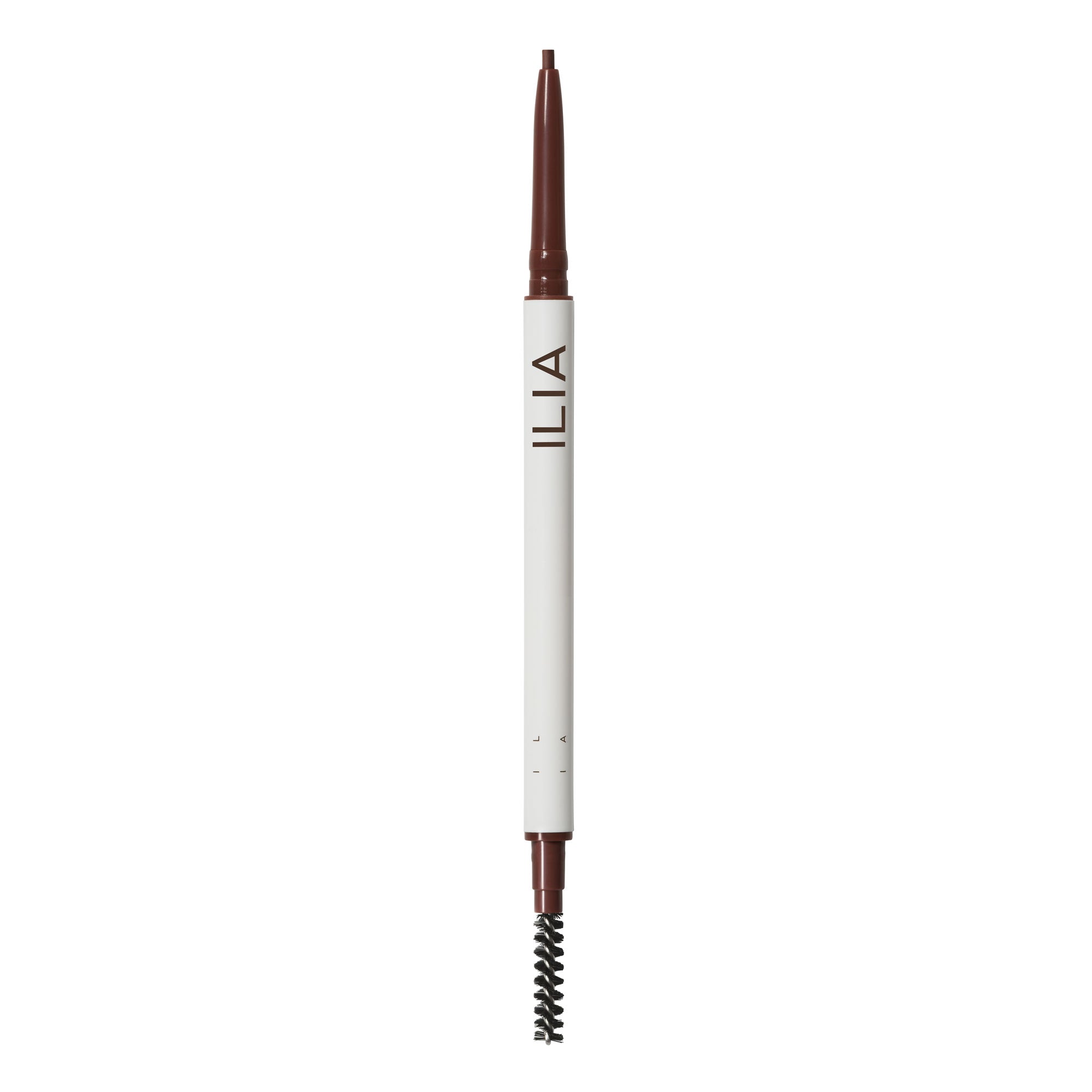In Full Mikro-tip Brow Pencil von ILIA, weißer Stift mit brauner Spitze und Bürste auf weißem Grund, Augenbrauenstift