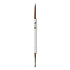In Full Mikro-tip Brow Pencil von ILIA: weißer Stift mit brauner Mine und Bürste auf weißem Grund, Augenbrauen-Make-up