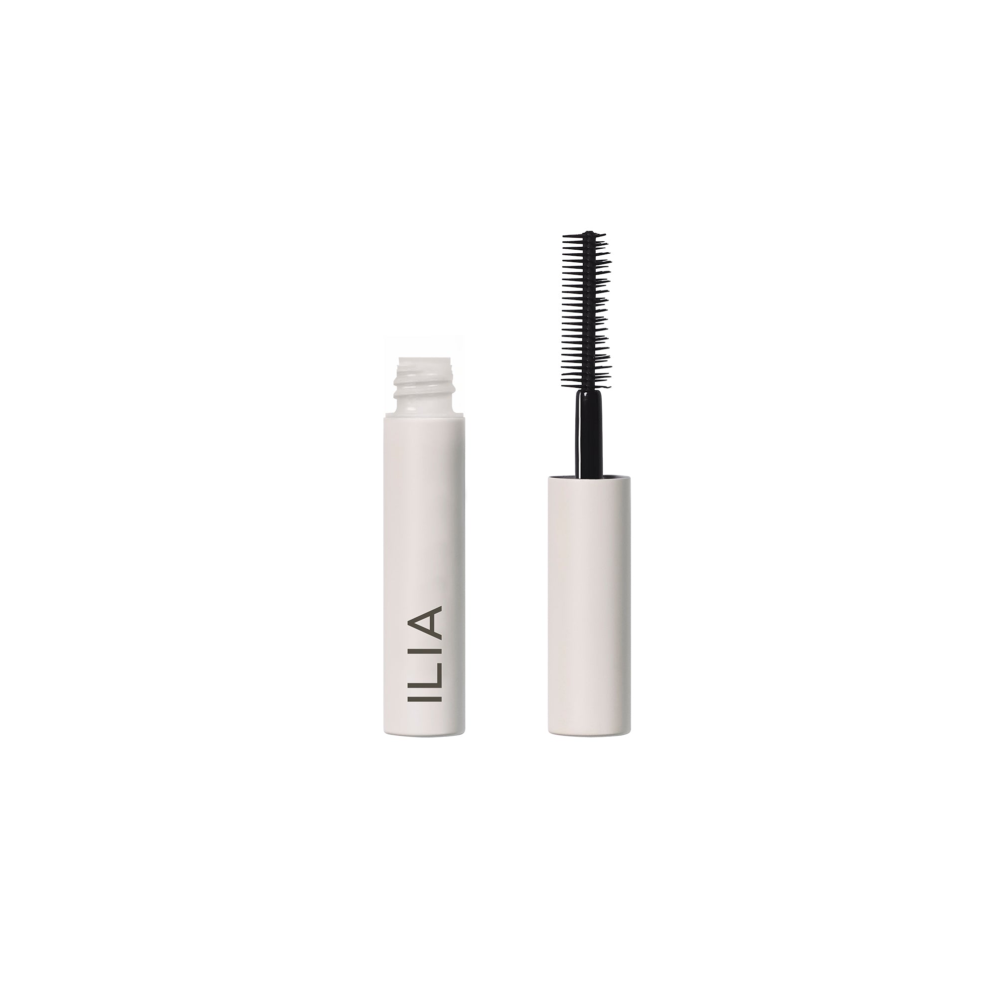 ILIA Limitless Lash Mascara in einer hellbeigen Tube mit Bürste vor weißem Hintergrund, Wimperntusche