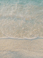 Meerwasser überspülter Sandstrand - Stimmungsbild für Korres Ionian Blue