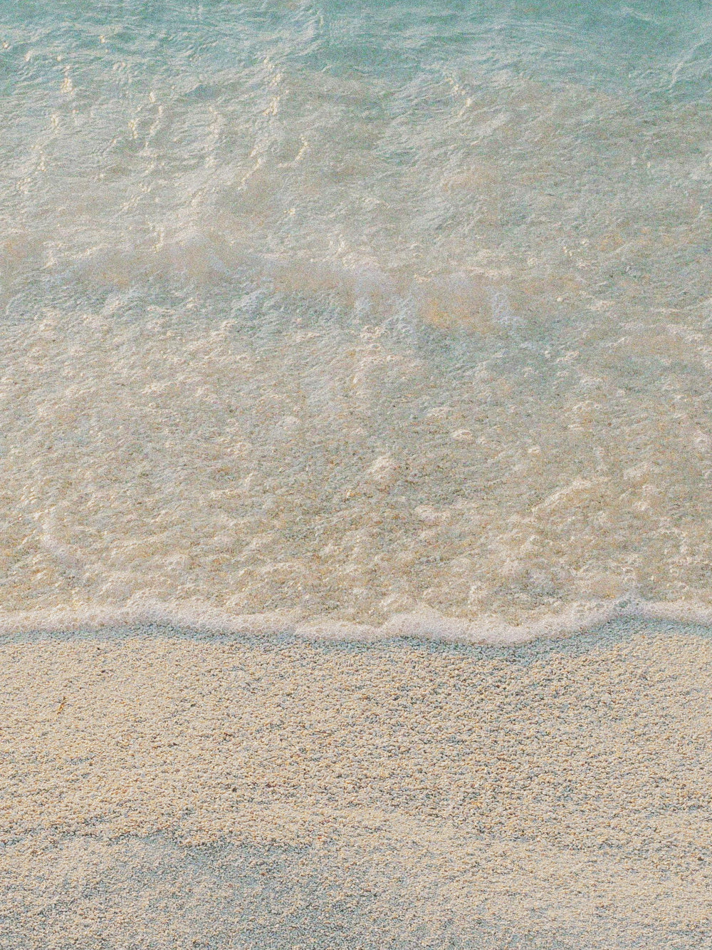 Meerwasser überspülter Sandstrand - Stimmungsbild für Korres Ionian Blue