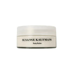 Susanne Kaufman Body Butter im Tiegel mit weißem Deckel auf weißem Hintergrund, Hautpflege.