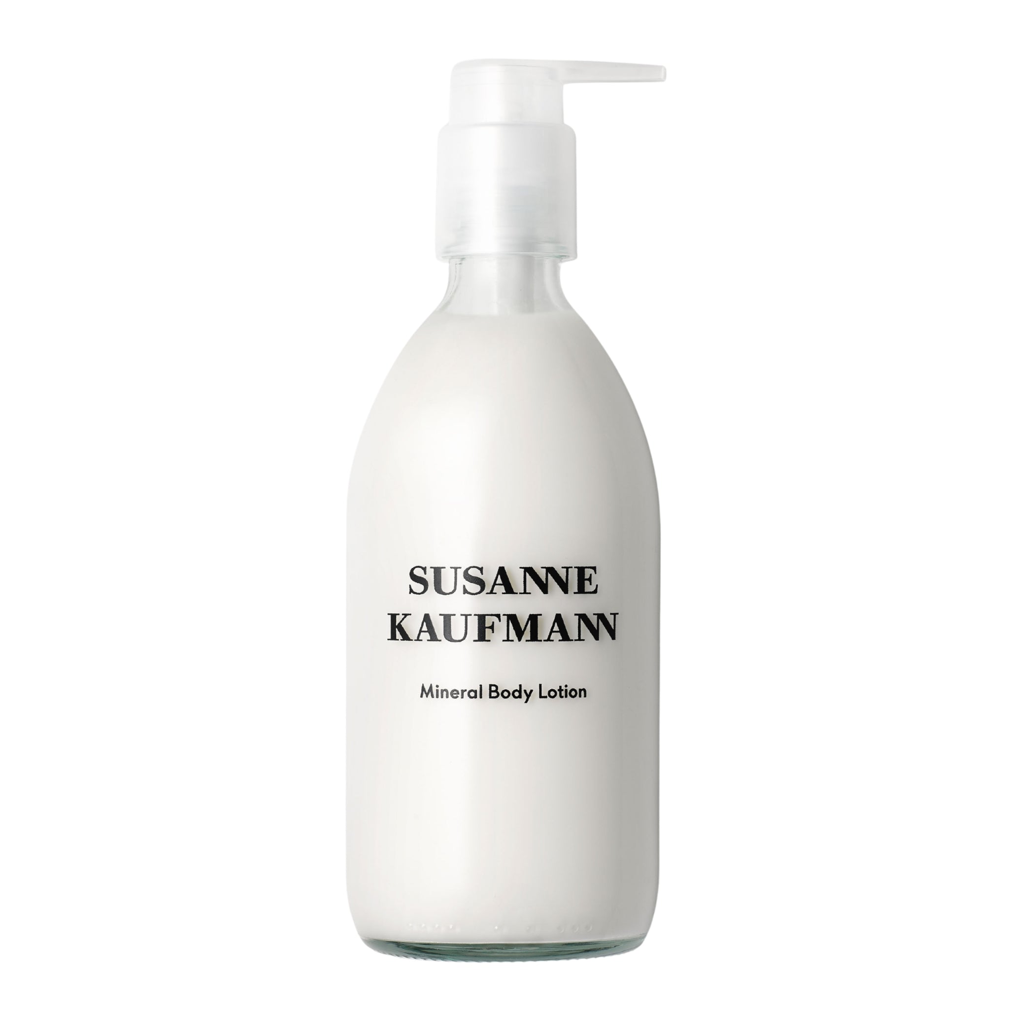 Flasche mit Pumpe der Susanne Kaufmann Mineral Body Lotion vor weißem Hintergrund, Körperpflege.