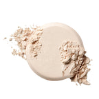 Soft Focus Finishing Powder auf weißem Hintergrund, Make-up-Finish