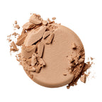 Soft Focus Finishing Powder auf weißem Hintergrund, Textur eines gepressten Puders für das Make-up