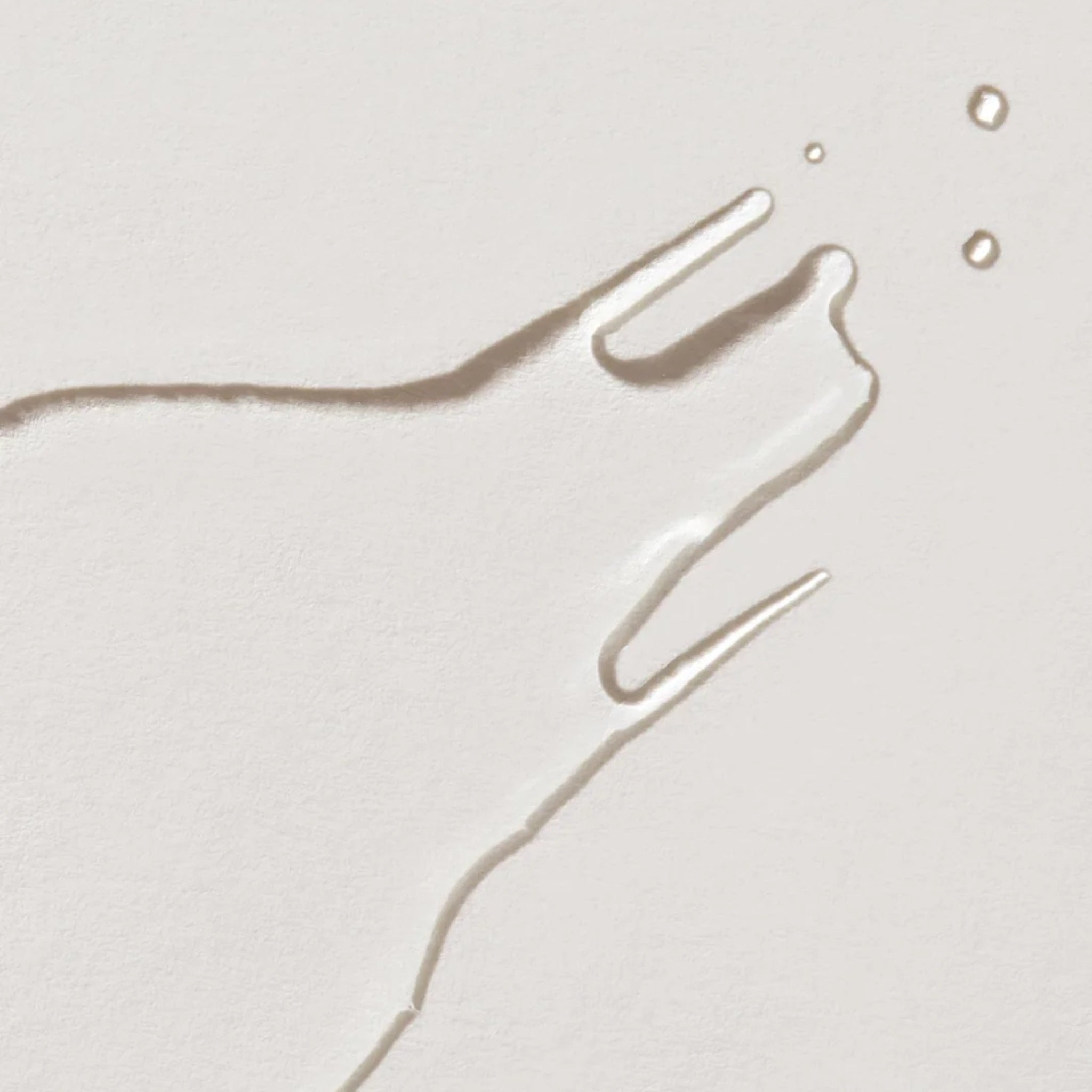 Pflegendes Gesichtswasser Textur als transparenter Tropfen auf hellem Hintergrund, Hautpflege Moodbild